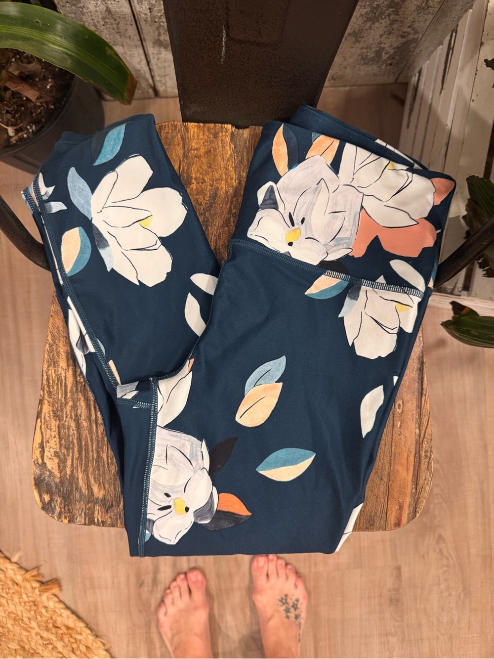 Athleta Navy Magnolia Floral Print Leggings Size M